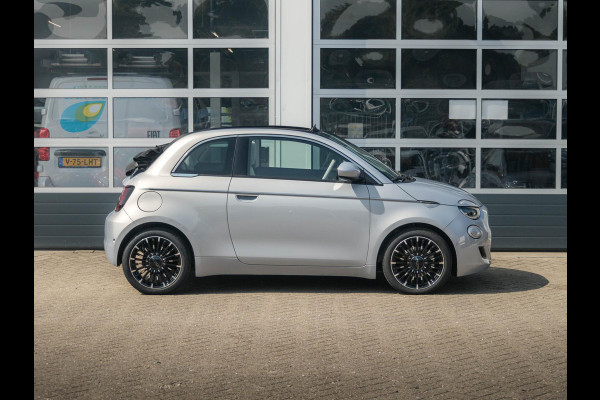 Fiat 500E Cabrio La Prima 42 kWh | 17% Bijtelling | Clima | Cruise | Leder | 17" | Priv Glass | Winter Pack | JBL Sound | BSM | Apple Carplay Fiat 500E Cabrio La Prima 42 kWh | 17% Bijtelling | Clima | Cruise | Leder | 17" | Priv Glass | Winter Pack | JBL Sound | BSM | Apple Carplay
