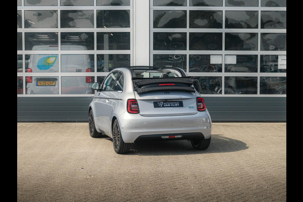 Fiat 500E Cabrio La Prima 42 kWh | 17% Bijtelling | Clima | Cruise | Leder | 17" | Priv Glass | Winter Pack | JBL Sound | BSM | Apple Carplay Fiat 500E Cabrio La Prima 42 kWh | 17% Bijtelling | Clima | Cruise | Leder | 17" | Priv Glass | Winter Pack | JBL Sound | BSM | Apple Carplay