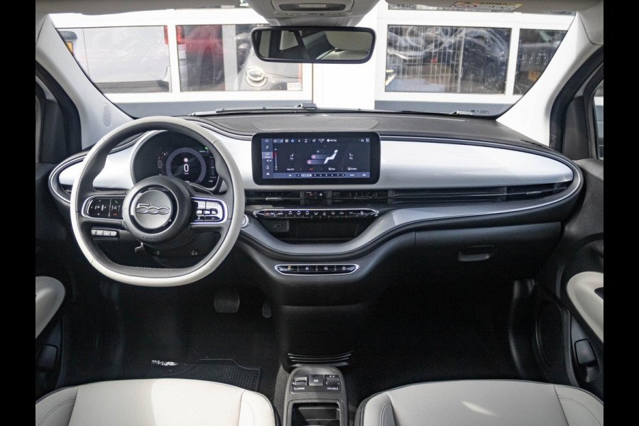 Fiat 500E Cabrio La Prima 42 kWh | 17% Bijtelling | Clima | Cruise | Leder | 17" | Priv Glass | Winter Pack | JBL Sound | BSM | Apple Carplay Fiat 500E Cabrio La Prima 42 kWh | 17% Bijtelling | Clima | Cruise | Leder | 17" | Priv Glass | Winter Pack | JBL Sound | BSM | Apple Carplay