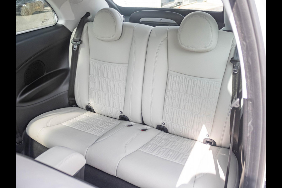 Fiat 500E Cabrio La Prima 42 kWh | 17% Bijtelling | Clima | Cruise | Leder | 17" | Priv Glass | Winter Pack | JBL Sound | BSM | Apple Carplay Fiat 500E Cabrio La Prima 42 kWh | 17% Bijtelling | Clima | Cruise | Leder | 17" | Priv Glass | Winter Pack | JBL Sound | BSM | Apple Carplay