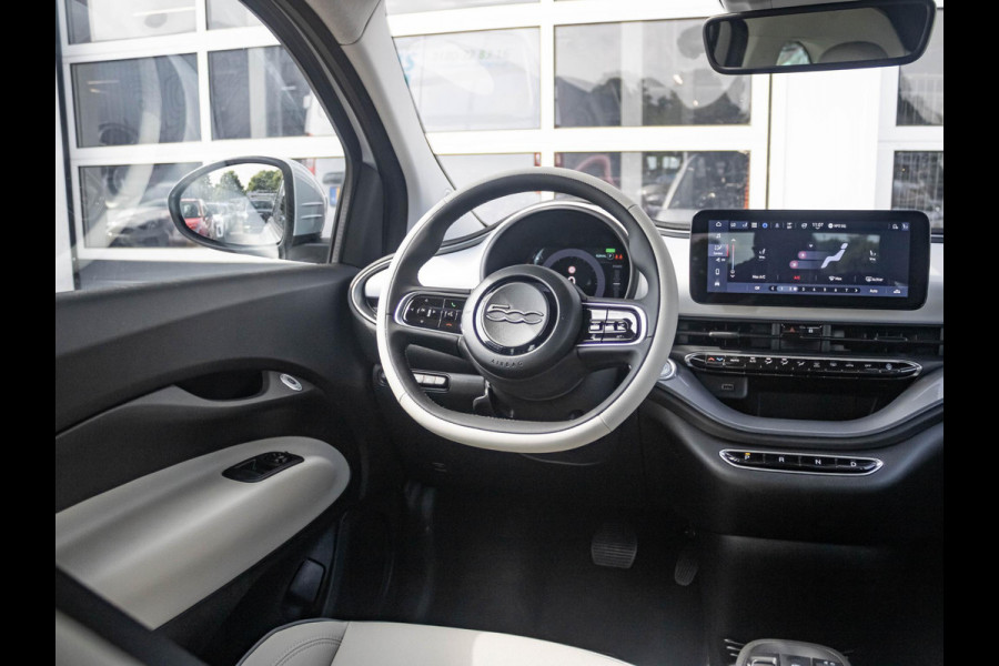 Fiat 500E Cabrio La Prima 42 kWh | 17% Bijtelling | Clima | Cruise | Leder | 17" | Priv Glass | Winter Pack | JBL Sound | BSM | Apple Carplay Fiat 500E Cabrio La Prima 42 kWh | 17% Bijtelling | Clima | Cruise | Leder | 17" | Priv Glass | Winter Pack | JBL Sound | BSM | Apple Carplay