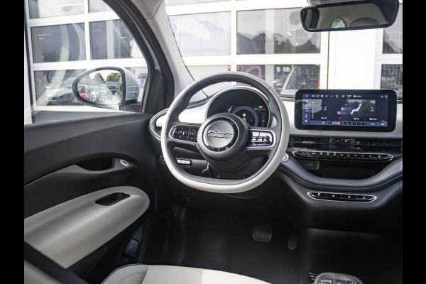 Fiat 500E Cabrio La Prima 42 kWh | 17% Bijtelling | Clima | Cruise | Leder | 17" | Priv Glass | Winter Pack | JBL Sound | BSM | Apple Carplay Fiat 500E Cabrio La Prima 42 kWh | 17% Bijtelling | Clima | Cruise | Leder | 17" | Priv Glass | Winter Pack | JBL Sound | BSM | Apple Carplay