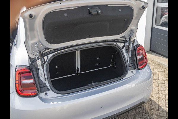 Fiat 500E Cabrio La Prima 42 kWh | 17% Bijtelling | Clima | Cruise | Leder | 17" | Priv Glass | Winter Pack | JBL Sound | BSM | Apple Carplay Fiat 500E Cabrio La Prima 42 kWh | 17% Bijtelling | Clima | Cruise | Leder | 17" | Priv Glass | Winter Pack | JBL Sound | BSM | Apple Carplay
