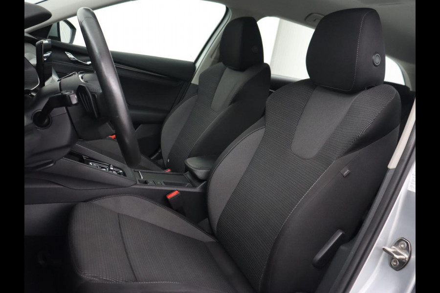 Škoda Octavia 1.0 e-TSI Business Edition | Stoelverwarming | Trekhaak | Camera | Carplay | Virtual Cockpit | Navigatie | Cruise control Škoda Octavia 1.0 e-TSI Business Edition | Stoelverwarming | Trekhaak | Camera | Carplay | Virtual Cockpit | Navigatie | Cruise control