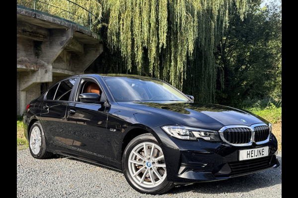 BMW 3-serie 320e BUSINESS+ EDITION LEDER/CAMERA/TREKHAAK BMW 3-serie 320e BUSINESS+ EDITION LEDER/CAMERA/TREKHAAK