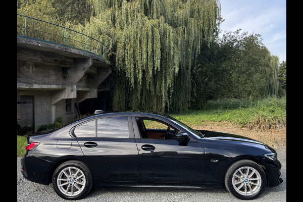 BMW 3-serie 320e BUSINESS+ EDITION LEDER/CAMERA/TREKHAAK BMW 3-serie 320e BUSINESS+ EDITION LEDER/CAMERA/TREKHAAK