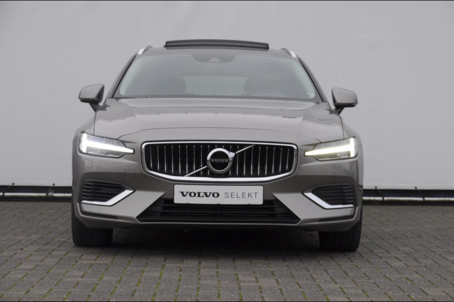 Volvo V60 T6 340PK Automaat Recharge AWD Inscription / Panoramadak / BLIS / Parkeersensoren met camera / Elektrische achterklep / Stoel - en stuurwielverwarming / Getint glas / Adaptieve cruise control