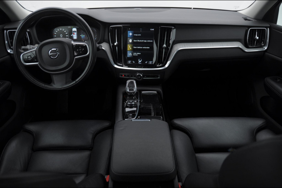 Volvo V60 T6 340PK Automaat Recharge AWD Inscription / Panoramadak / BLIS / Parkeersensoren met camera / Elektrische achterklep / Stoel - en stuurwielverwarming / Getint glas / Adaptieve cruise control