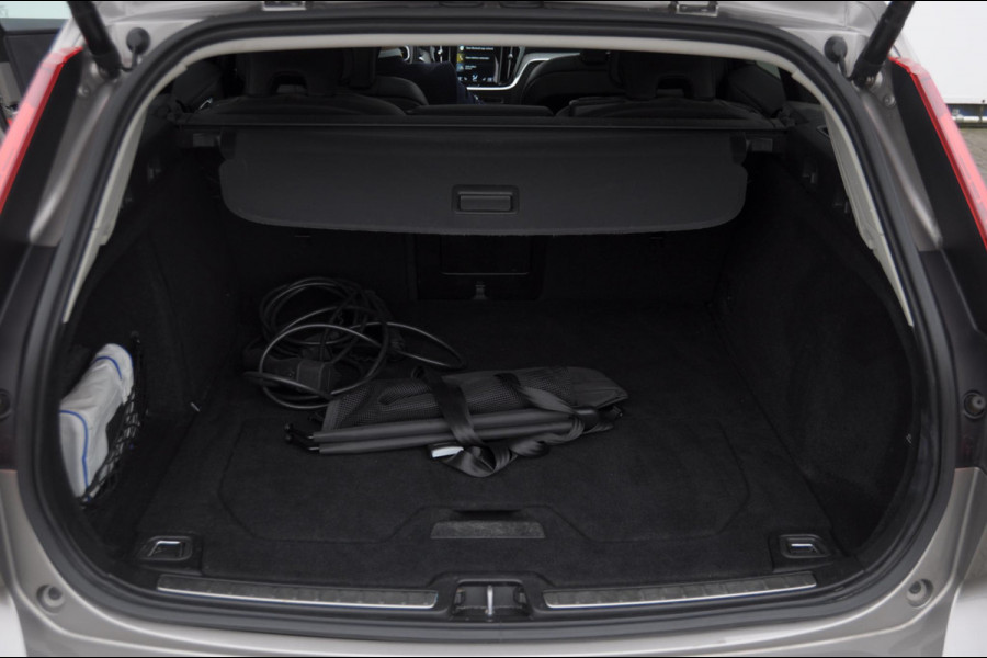 Volvo V60 T6 340PK Automaat Recharge AWD Inscription / Panoramadak / BLIS / Parkeersensoren met camera / Elektrische achterklep / Stoel - en stuurwielverwarming / Getint glas / Adaptieve cruise control