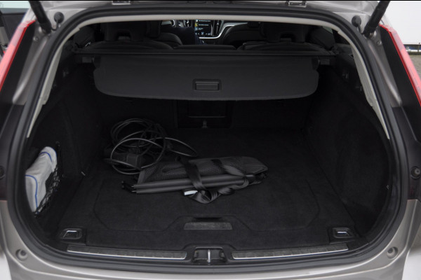 Volvo V60 T6 340PK Automaat Recharge AWD Inscription / Panoramadak / BLIS / Parkeersensoren met camera / Elektrische achterklep / Stoel - en stuurwielverwarming / Getint glas / Adaptieve cruise control