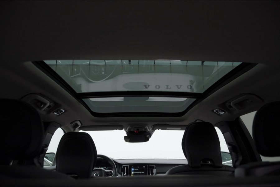 Volvo V60 T6 340PK Automaat Recharge AWD Inscription / Panoramadak / BLIS / Parkeersensoren met camera / Elektrische achterklep / Stoel - en stuurwielverwarming / Getint glas / Adaptieve cruise control