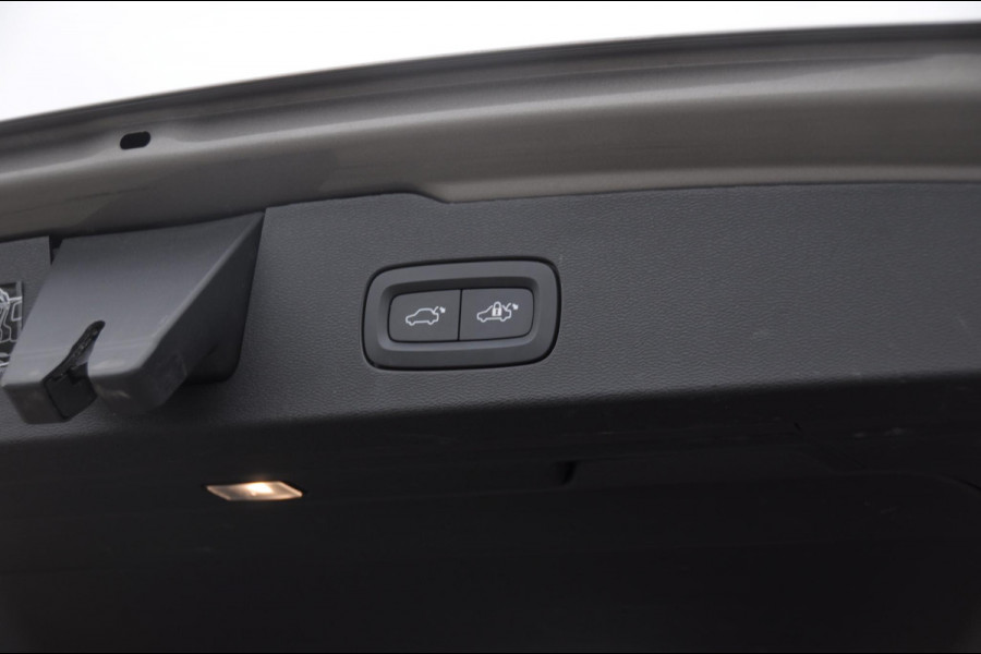 Volvo V60 T6 340PK Automaat Recharge AWD Inscription / Panoramadak / BLIS / Parkeersensoren met camera / Elektrische achterklep / Stoel - en stuurwielverwarming / Getint glas / Adaptieve cruise control