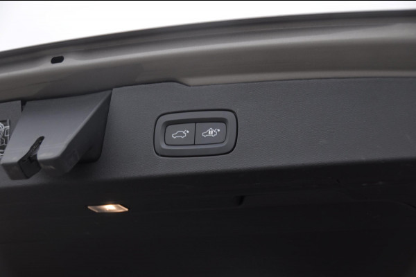 Volvo V60 T6 340PK Automaat Recharge AWD Inscription / Panoramadak / BLIS / Parkeersensoren met camera / Elektrische achterklep / Stoel - en stuurwielverwarming / Getint glas / Adaptieve cruise control