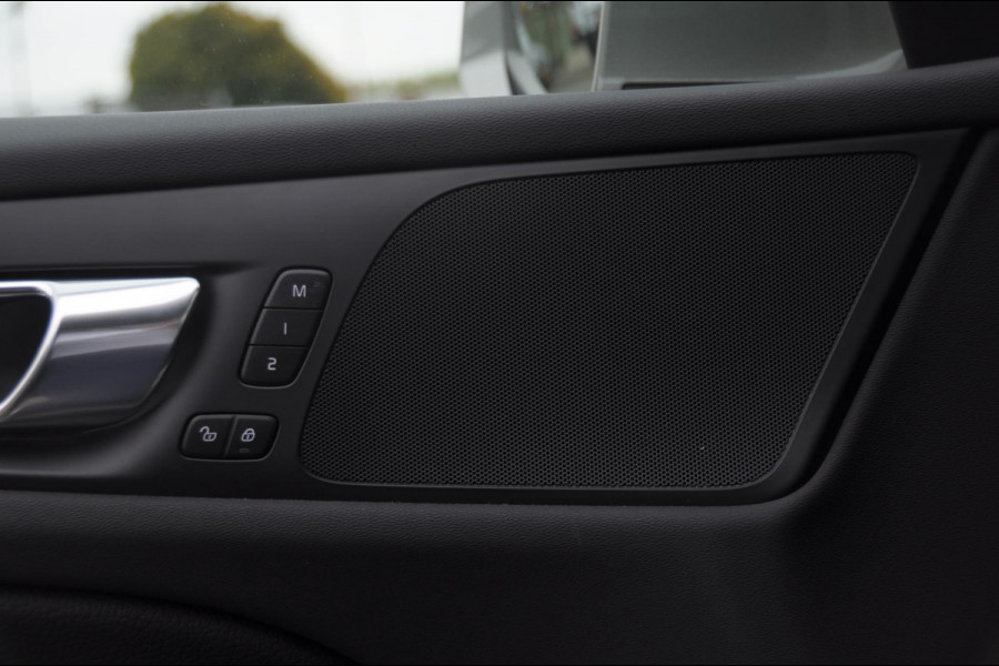 Volvo V60 T6 340PK Automaat Recharge AWD Inscription / Panoramadak / BLIS / Parkeersensoren met camera / Elektrische achterklep / Stoel - en stuurwielverwarming / Getint glas / Adaptieve cruise control