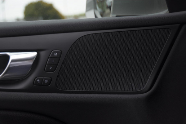 Volvo V60 T6 340PK Automaat Recharge AWD Inscription / Panoramadak / BLIS / Parkeersensoren met camera / Elektrische achterklep / Stoel - en stuurwielverwarming / Getint glas / Adaptieve cruise control