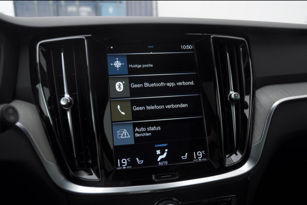 Volvo V60 T6 340PK Automaat Recharge AWD Inscription / Panoramadak / BLIS / Parkeersensoren met camera / Elektrische achterklep / Stoel - en stuurwielverwarming / Getint glas / Adaptieve cruise control