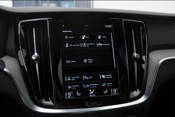 Volvo V60 T6 340PK Automaat Recharge AWD Inscription / Panoramadak / BLIS / Parkeersensoren met camera / Elektrische achterklep / Stoel - en stuurwielverwarming / Getint glas / Adaptieve cruise control