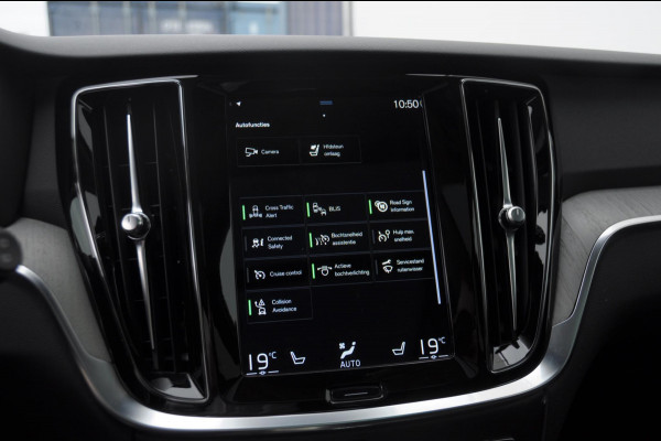 Volvo V60 T6 340PK Automaat Recharge AWD Inscription / Panoramadak / BLIS / Parkeersensoren met camera / Elektrische achterklep / Stoel - en stuurwielverwarming / Getint glas / Adaptieve cruise control