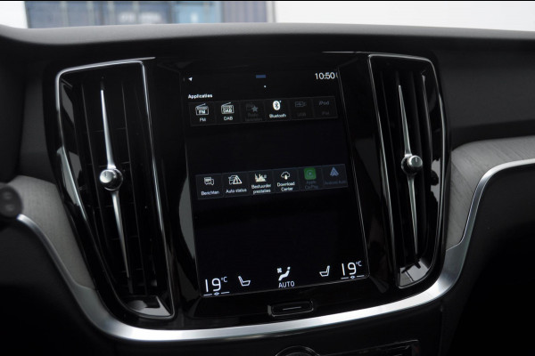 Volvo V60 T6 340PK Automaat Recharge AWD Inscription / Panoramadak / BLIS / Parkeersensoren met camera / Elektrische achterklep / Stoel - en stuurwielverwarming / Getint glas / Adaptieve cruise control