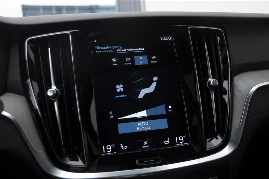 Volvo V60 T6 340PK Automaat Recharge AWD Inscription / Panoramadak / BLIS / Parkeersensoren met camera / Elektrische achterklep / Stoel - en stuurwielverwarming / Getint glas / Adaptieve cruise control