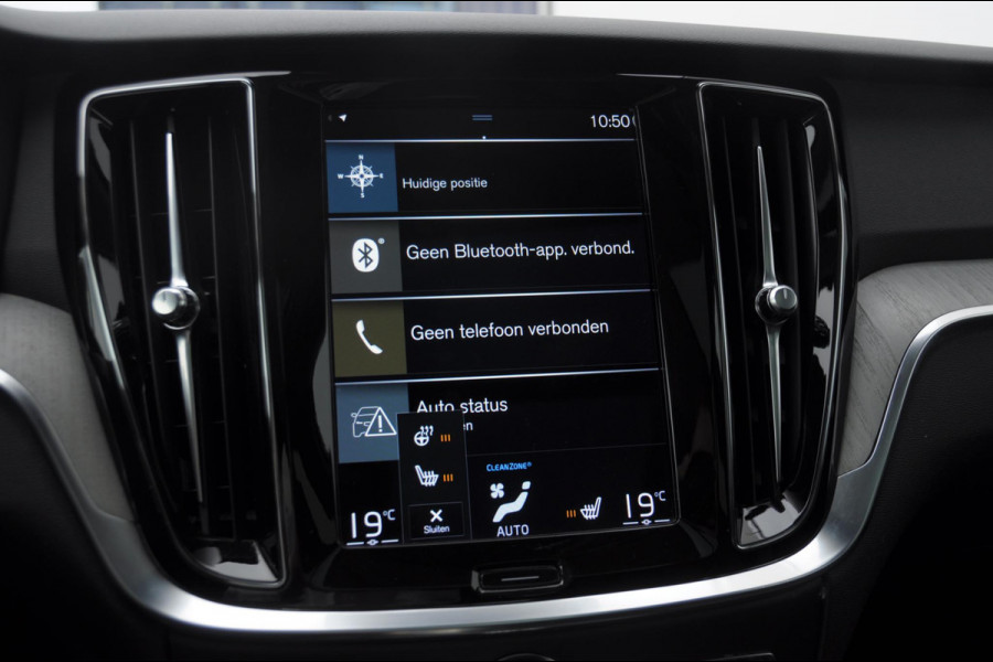 Volvo V60 T6 340PK Automaat Recharge AWD Inscription / Panoramadak / BLIS / Parkeersensoren met camera / Elektrische achterklep / Stoel - en stuurwielverwarming / Getint glas / Adaptieve cruise control