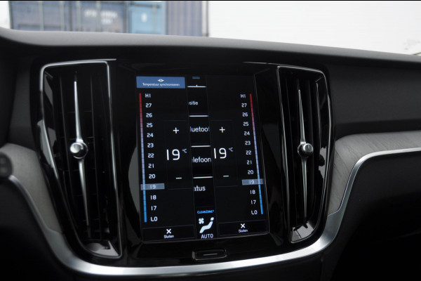 Volvo V60 T6 340PK Automaat Recharge AWD Inscription / Panoramadak / BLIS / Parkeersensoren met camera / Elektrische achterklep / Stoel - en stuurwielverwarming / Getint glas / Adaptieve cruise control