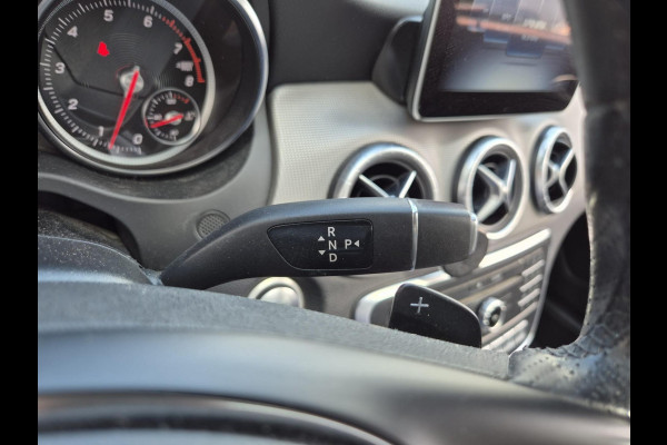 Mercedes-Benz CLA-Klasse Shooting Brake 180 Business Solution | schuifdak | halfleder | navigatie | stoelverwarming | trekhaak wegklapbaar