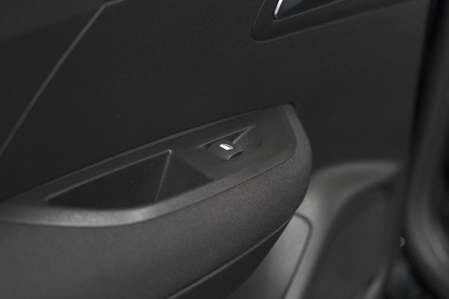 Peugeot 2008 PureTech 130 EAT8 Active | Parkeersensoren | Navigatie | Apple Carplay Peugeot 2008 PureTech 130 EAT8 Active | Parkeersensoren | Navigatie | Apple Carplay