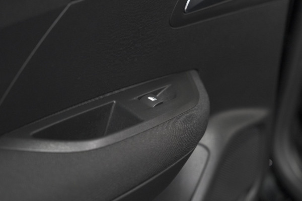 Peugeot 2008 PureTech 130 EAT8 Active | Parkeersensoren | Navigatie | Apple Carplay Peugeot 2008 PureTech 130 EAT8 Active | Parkeersensoren | Navigatie | Apple Carplay