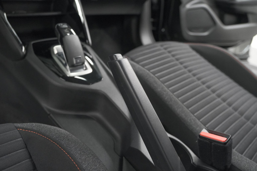 Peugeot 2008 PureTech 130 EAT8 Active | Parkeersensoren | Navigatie | Apple Carplay Peugeot 2008 PureTech 130 EAT8 Active | Parkeersensoren | Navigatie | Apple Carplay