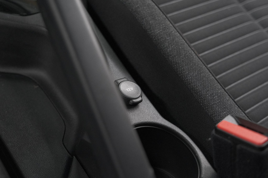 Peugeot 2008 PureTech 130 EAT8 Active | Parkeersensoren | Navigatie | Apple Carplay Peugeot 2008 PureTech 130 EAT8 Active | Parkeersensoren | Navigatie | Apple Carplay