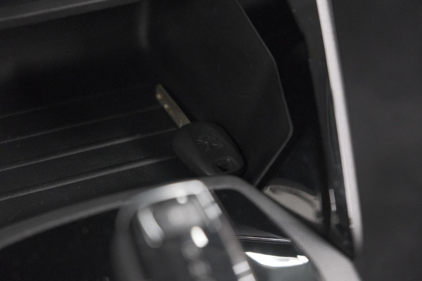Peugeot 2008 PureTech 130 EAT8 Active | Parkeersensoren | Navigatie | Apple Carplay Peugeot 2008 PureTech 130 EAT8 Active | Parkeersensoren | Navigatie | Apple Carplay