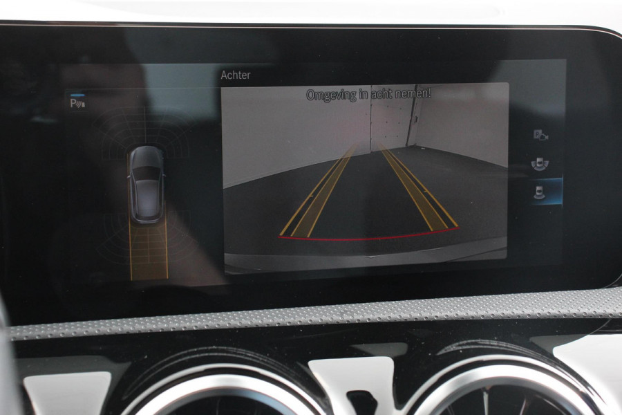 Mercedes-Benz A-Klasse 200 163pk Automaat Progressive Navigatie Camera Lane Assist Stoelverwarming LED DAB Keyless Go Lichtmetalen Velgen Mercedes-Benz A-Klasse 200 163pk Automaat Progressive Navigatie Camera Lane Assist Stoelverwarming LED DAB Keyless Go Lichtmetalen Velgen