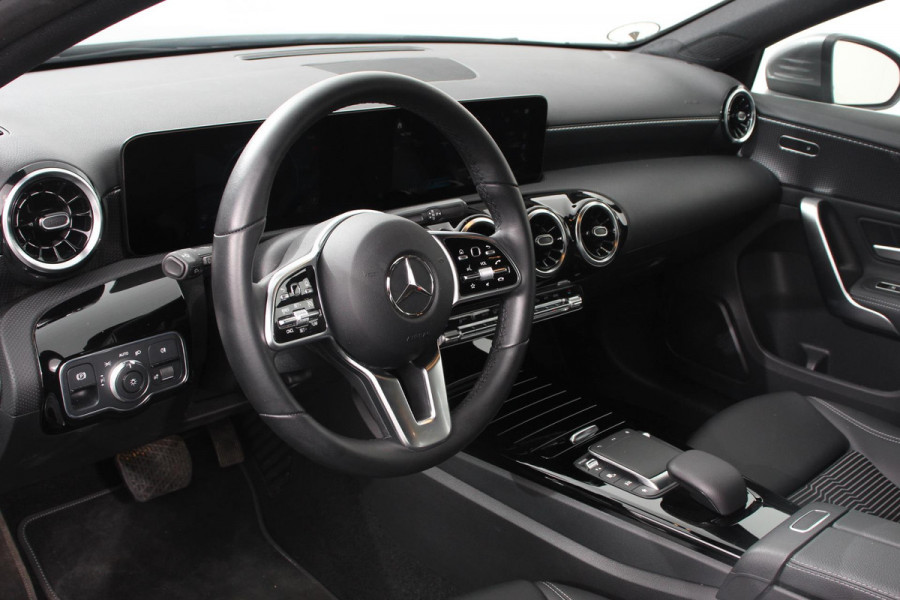 Mercedes-Benz A-Klasse 200 163pk Automaat Progressive Navigatie Camera Lane Assist Stoelverwarming LED DAB Keyless Go Lichtmetalen Velgen Mercedes-Benz A-Klasse 200 163pk Automaat Progressive Navigatie Camera Lane Assist Stoelverwarming LED DAB Keyless Go Lichtmetalen Velgen