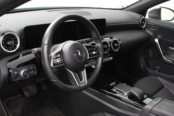 Mercedes-Benz A-Klasse 200 163pk Automaat Progressive Navigatie Camera Lane Assist Stoelverwarming LED DAB Keyless Go Lichtmetalen Velgen Mercedes-Benz A-Klasse 200 163pk Automaat Progressive Navigatie Camera Lane Assist Stoelverwarming LED DAB Keyless Go Lichtmetalen Velgen