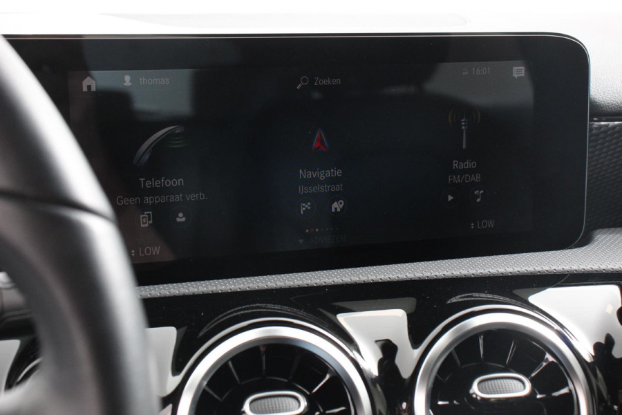 Mercedes-Benz A-Klasse 200 163pk Automaat Progressive Navigatie Camera Lane Assist Stoelverwarming LED DAB Keyless Go Lichtmetalen Velgen Mercedes-Benz A-Klasse 200 163pk Automaat Progressive Navigatie Camera Lane Assist Stoelverwarming LED DAB Keyless Go Lichtmetalen Velgen