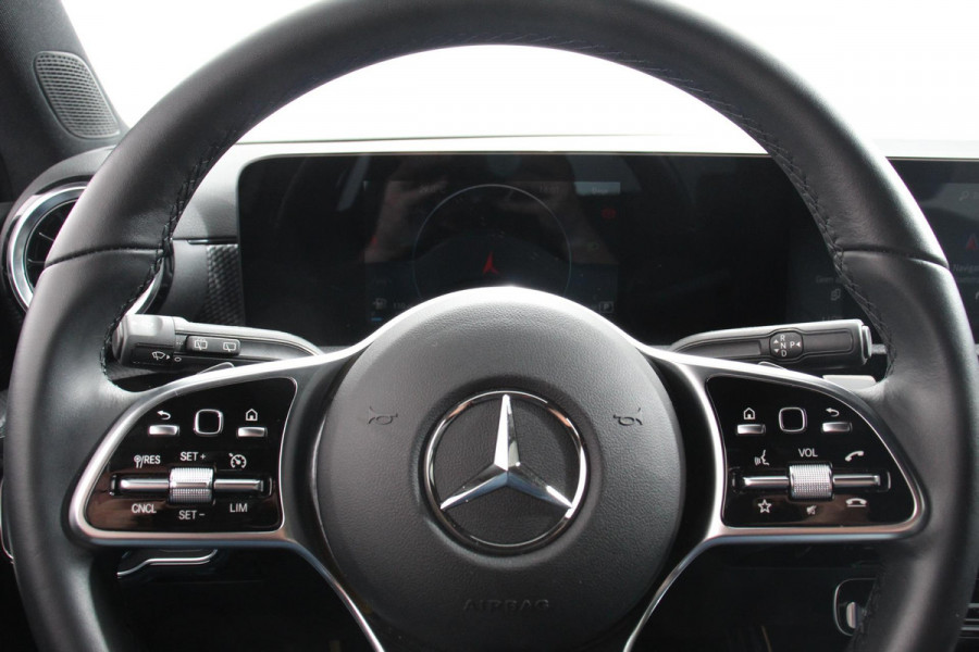 Mercedes-Benz A-Klasse 200 163pk Automaat Progressive Navigatie Camera Lane Assist Stoelverwarming LED DAB Keyless Go Lichtmetalen Velgen Mercedes-Benz A-Klasse 200 163pk Automaat Progressive Navigatie Camera Lane Assist Stoelverwarming LED DAB Keyless Go Lichtmetalen Velgen