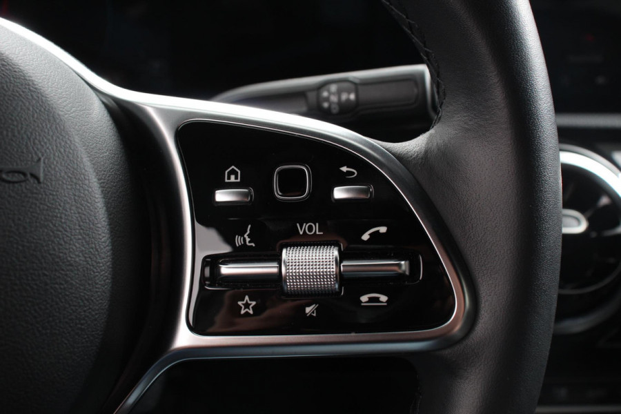 Mercedes-Benz A-Klasse 200 163pk Automaat Progressive Navigatie Camera Lane Assist Stoelverwarming LED DAB Keyless Go Lichtmetalen Velgen Mercedes-Benz A-Klasse 200 163pk Automaat Progressive Navigatie Camera Lane Assist Stoelverwarming LED DAB Keyless Go Lichtmetalen Velgen