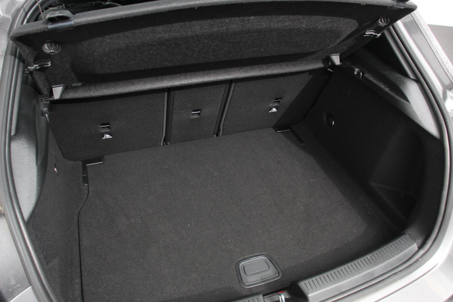 Mercedes-Benz A-Klasse 200 163pk Automaat Progressive Navigatie Camera Lane Assist Stoelverwarming LED DAB Keyless Go Lichtmetalen Velgen Mercedes-Benz A-Klasse 200 163pk Automaat Progressive Navigatie Camera Lane Assist Stoelverwarming LED DAB Keyless Go Lichtmetalen Velgen