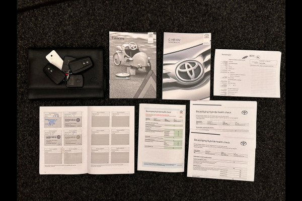 Toyota C-HR 2.0 Hybrid Bi-Tone Carplay Camera Climate-control Cruise Toyota C-HR 2.0 Hybrid Bi-Tone Carplay Camera Climate-control Cruise