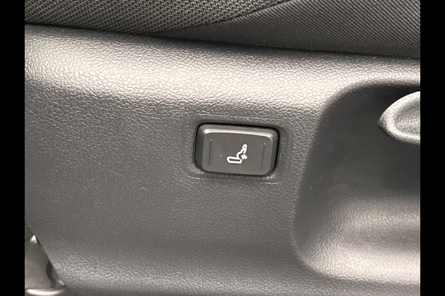 Toyota C-HR 2.0 Hybrid Bi-Tone Carplay Camera Climate-control Cruise Toyota C-HR 2.0 Hybrid Bi-Tone Carplay Camera Climate-control Cruise