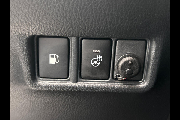 Toyota C-HR 2.0 Hybrid Bi-Tone Carplay Camera Climate-control Cruise Toyota C-HR 2.0 Hybrid Bi-Tone Carplay Camera Climate-control Cruise