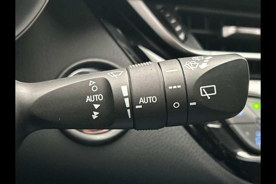 Toyota C-HR 2.0 Hybrid Bi-Tone Carplay Camera Climate-control Cruise Toyota C-HR 2.0 Hybrid Bi-Tone Carplay Camera Climate-control Cruise