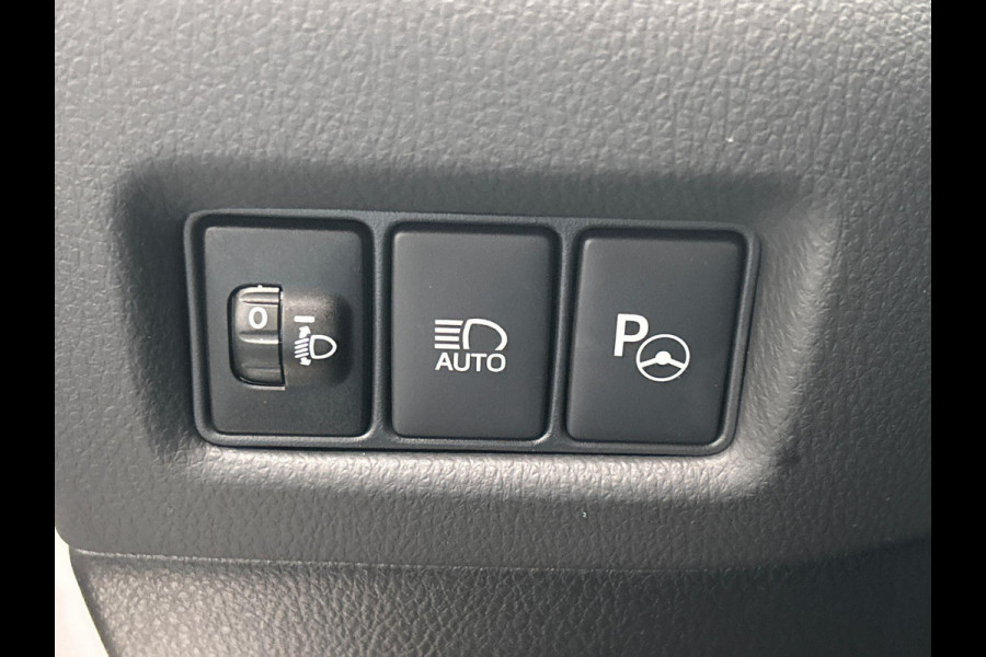 Toyota C-HR 2.0 Hybrid Bi-Tone Carplay Camera Climate-control Cruise Toyota C-HR 2.0 Hybrid Bi-Tone Carplay Camera Climate-control Cruise