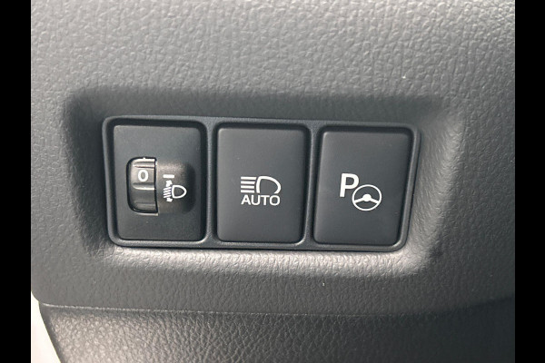 Toyota C-HR 2.0 Hybrid Bi-Tone Carplay Camera Climate-control Cruise Toyota C-HR 2.0 Hybrid Bi-Tone Carplay Camera Climate-control Cruise