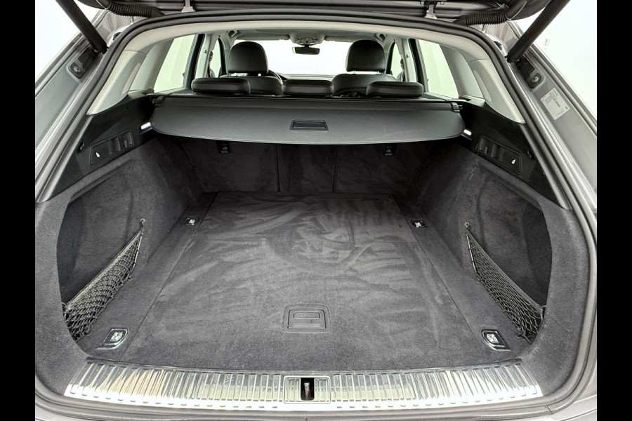 Audi e-tron 50 Quattro 313pk SOH 92% Leer Pano-dak Bang&Olufsen®-Hifi Memory Adaptieve Cruise Control Stoelverwarming DAB Elek.verst.Stoelen Led Elek.Achterklep Business Edition Plus 71kWh 1e Eigenaar Origineel Nederlandse Auto Nieuwprijs €75.963,-