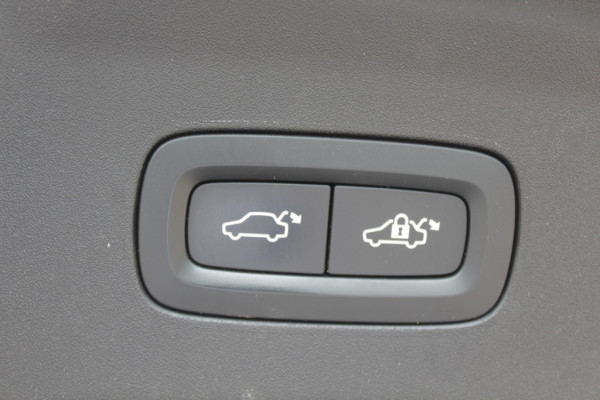 Polestar 2 Long Range Dual Motor Launch Edition 78kWh / Trekhaak / Panoramadak / 360Camera / ACC / Virtual Cockpit / Keyless / DAB / Stuurverwarming