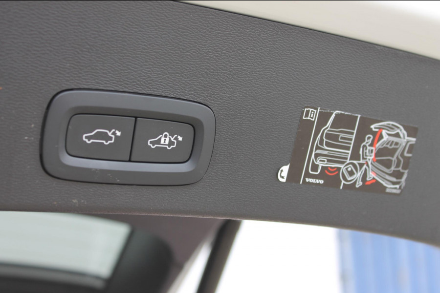 Volvo XC40 Recharge P8 AWD R-Design 20" lm velgen / Warmtepomp / Extra getint glas vanaf de B-Stijl / Google infotainment