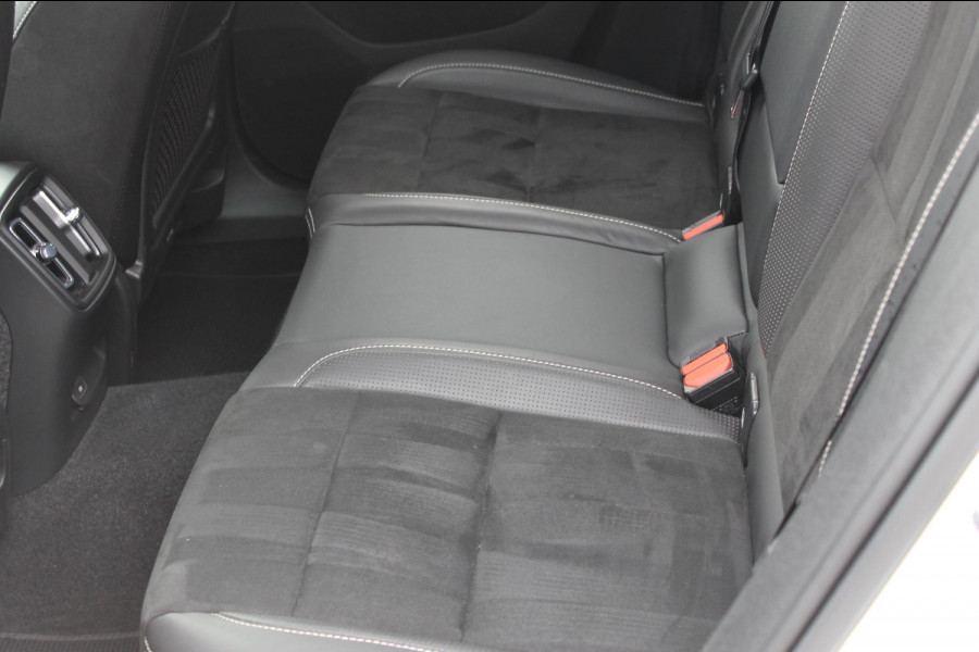 Volvo XC40 Recharge P8 AWD R-Design 20" lm velgen / Warmtepomp / Extra getint glas vanaf de B-Stijl / Google infotainment