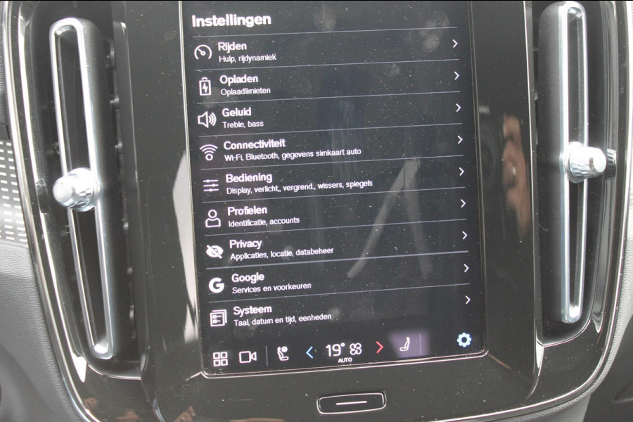 Volvo XC40 Recharge P8 AWD R-Design 20" lm velgen / Warmtepomp / Extra getint glas vanaf de B-Stijl / Google infotainment